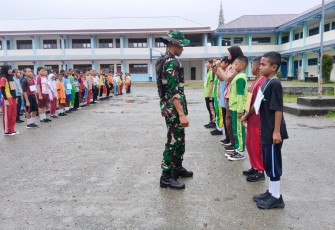 Staf Teritorial Kodim 1710/Mimika Bersama Pramuka Saka Wira Kartika Latih PBB Untuk Upacara Pengibaran Bendera Kepada Siswa Baru SMPN 2 Mimika
