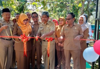 Sekretaris Daerah Kabupaten Trenggalek, Edy Soepriyanto, pada saat meresmikan Wisata Edukasi Perikanan, di Balai Benih Ikan, mewakili Bupati Trenggalek, Mochamad Nur Arifin, Senin (13/3/2023) (Foto : Hardi Rangga klikwarta.com)
