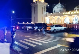 Personel  Polres Tapsel siaga di Masjid Al Hidayah di Desa Parsalakan, Kecamatan Angkola Barat, Kabupaten Tapanuli Selatan, Sumatera Utara.