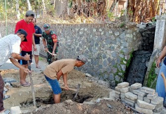 Babinsa Wungu Bantu Masyarakat Pasang Bangun Saluran Drainase