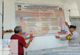 Polsek Mattiro Bulu Polres Pinrang sebarkan stiker pelayanan  Hot line 
