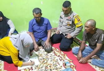 Bhabinkamtibmas Polsek Idi Rayeuk saat Mediasi Perselisihan Warga di Desa Binaannya