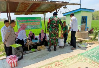 Babinsa Koramil 05/Wungu, Kodim 0803/Madiun, Sertu Edi Sukamto saat Dampingi Penyuluhan Pembuatan Pestisida Alami