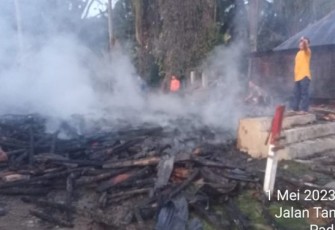 Kondisi Rumah milik seorang petani, Darman Harahap (33), di Desa Sobar, Kecamatan Padang Bolak Julu, Kabupaten Padang Lawas Utara (Paluta), hingga rata dengan tanah, Senin (1/5/2023) sore.