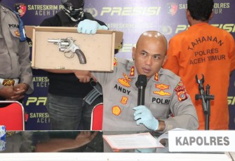 Kapolres Aceh Timur AKBP Andy Rahmansyah, S.I.K. saat menunjukan barang bukti senjata api yang dipakai tersangka.