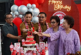 Wali Kota Bitung bersama ketua DPRD Bitung dan Kadis Kehutanan daerah Provinsi Sulut bersama perwakilan lansia saat menyalakan lilin peringatan HLUN Ke-27 Kota Bitung