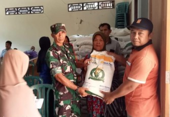 Babinsa Koramil 0801/04 Tegalombo Kodim 0801/Pacitan Sertu Rudianto melakukan pendampingan, untuk memastikan bahwa penyaluran bantuan beras tepat sasaran dan berjalan lancar. 