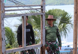 Dandim 1310/Bitung saat meninjau pembongkaran bangunan lama milik Keluarga Garvin Karaki yang akan di bangun kembali menjadi rumah layak huni pada program TMMD Ke-116 Kodim 1310/Bitung