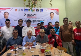 Rusydi Nasution bersama seluruh Partai Koalisi photo bersama usai digelarnya rapat pembentukan struktur kepengurusan tim kampanye daerah tingkat Kota Padangsidimpuan di D’Raz Cafe,  di Jalan Kenangan, Kota Padangsidimpuan, Kamis (23/11/2023)