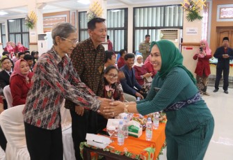 Wakil Bupati Blora Tri Yuli Setyowati saat menghadiri acara purnawiyata kelas IX SMP Negeri 3 Cepu di Soos Sasono Suko