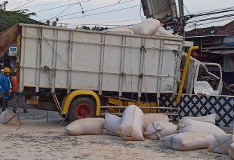  Sebuah truk Isuzu Elf bernomor polisi F 2028 W bermuatan gaplek menabrak gardu listrik di kawasan Jalan Lawu, tepatnya di depan Rumah Sakit Dian Pertiwi, Dusun Kodokan, Papahan, Tasikmadu, Kabupaten Karanganyar, Selasa (17/1/2022) pagi.