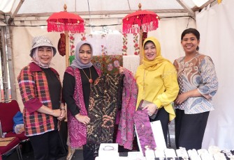 Ketua Harian Dharma Pertiwi saat Kunjungi Pesta Rakyat Bersama TNI di Kemayoran