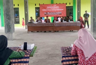 Anggota DPRD Provinsi Jawa Tengah dari Fraksi PDI Perjuangan Sulistyorini memberikan sosialisasi atas kebijakan melalui media tradisional, di balai desa Jipang, Kamis (09/02/2023).