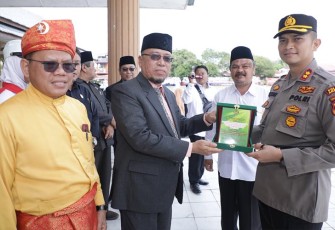 Dirgahayu Hari Amal Bhakti (HAB) ke-77,  dengan menggelar upacara di Lapangan Adhi Pradana Polres Asahan, Selasa (03/01/2023).