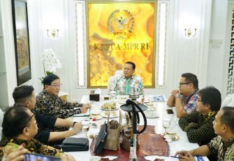 Bamsoet saat menerima Rektor UNPERBA Dr. Eming Sudiana dan Penghubung Komunitas Indonesia-Korea (Korea-Indonesia Association) Mr. Ali, di Jakarta, Senin (13/3/23).