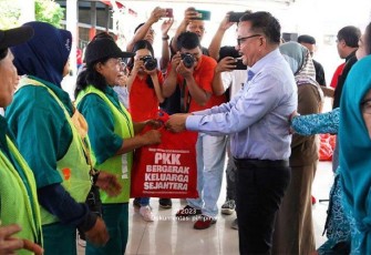Walikota Bitung saat berbagi kasih
