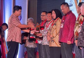 Wakil Gubernur Sulut saat menyerahkan trophy penghargaan kepada Sekda Kota Bitung