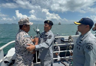 Bakamla RI melalui KN Belut Lauat 406 menjemput dua orang nelayan Indonesia yang terdampar di Pulau Batu Puteh, Malaysia. 