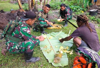 Satgas Yonif Raider 200/BN saat dengan Masyarakat Elelim