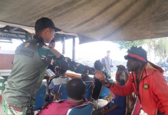 Kedekatan hubungan emosional antara Satuan Tugas (Satgas) Mobile Yonif 330/Tri Dharma Kostrad dengan masyarakat Intan Jaya terjalin semakin erat. 