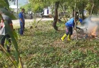 Babinsa Koramil 0801/01 Pacitan Karya Bakti Bersihkan Lingkungan