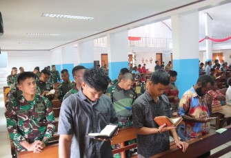Prajurit Satgas Yonif 330 Beragama Kristen Ikuti Ibadah Minggu Bersama Masyarakat Intan Jaya