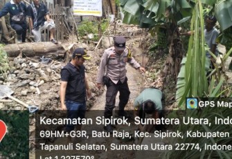 Bhabinkamtibmas Polsek Batang Angkola, Aipda Bobby Rahman, menghadiri peletakan batu pertama pembangunan drainase, Kamis (30/3/2023) siang.