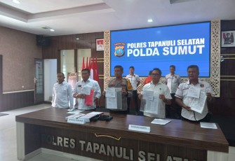 Kapolres Tapsel, AKBP Imam Zamroni, SIK, MH dalam konfrensi pers di Mako Polres Tapsel, Rabu (08/11/2023).
