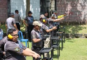 Kapolres Trenggalek, AKBP Alith Alarino, S.I.K. bersama jajarannya, saat latihan menembak di lapangan tembak Kompi C Sat Brimob Kediri, Rabu (8/3/2023) (Foto Dok/Humas Polres Trenggalek)