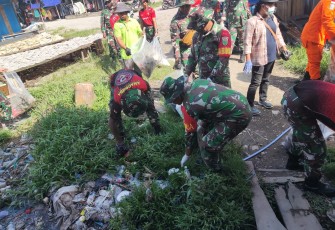 Kodim 1710/Mimika beserta seluruh instansi di Kabupaten Mimika bersama Mahasiswa dan Ormas KKJB melaksanakan karya bakti pembersihan Pasar Sentral, Distrik Mimika Baru, Kabupaten Mimika, Jumat (08/12/2023)