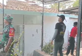 Eksis Dalam Kegiatan di wilayah Babinsa Koramil 0801/12 Pringkuku Bantu Perbaiki Atap Kantor Desa