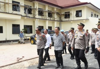 Kapolres, AKBP Imam Zamroni, SIK, MH, dampingi Kapoldasu, Irjen Pol Drs RZ Panca Putera Simanjuntak, MSi, beserta rombongan guna meninjau bangunan Mako Polres Tapanuli Selatan (Tapsel) yang baru di Kecamatan Sipirok, Rabu (12/7/2023) siang