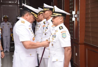 Panglima Komando Lintas Laut Militer Laksda TNI Edwin, S.H., M.Han, M.H. memimpin jalannya pengukuhan dan serah terima sejumlah jabatan strategis di lingkungan Kolinlamil yang dilaksanakan di gedung Laut Nusantara, Mako Kolinlamil, Tanjung Priok, Jakarta Utara, Jumat (8/9).