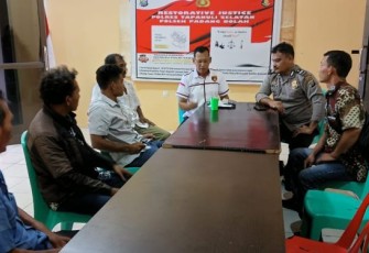 Kanit Binmas Polsek Padang Bolak, Aipda M Hutabarat, mediasi antar pelapor dan terlapor dalam kasus penghinaan ini di Aula Polsek Padang Bolak, pada Rabu (25/10/2023) siang.