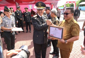 Wali Kota Bitung Maurits Mantiri saat menerima penghargaan dari Kementerian Hukum dan HAM