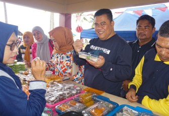 Sekda Bintan saat mengunjungi stand Festival Kuliner Desa Malang Rapat
