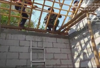 Anggota Kodim 0802/Ponorogo Gotong Royong Bangun Rumah Warga Prasejahtera