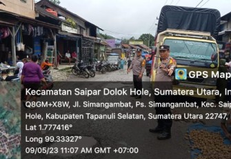 Agar tetap berjalan dengan aman, Kapolsek Saipar Dolok (SD) Hole, Iptu Amron Simanullang, SH, turun langsung saat proses pengamanan Pasar Simangambat, Selasa (9/5/2023) pagi.
