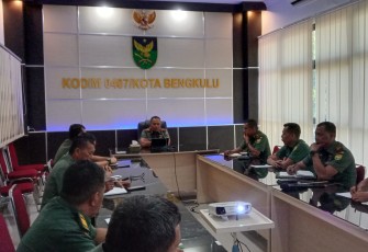 Dansatgas, Kolonel Kav Widodo Pujianto, S.H saat Pimpin Rapat Kesiapan Penutupan TMMD 