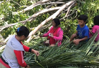 Warga tengah membuat sapu lidi dari pohon kelapa yang hasil gusuran oleh satgas TMMD 