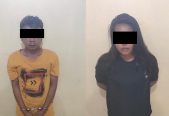 Terduga pelaku (diborgol) saat diamankan.