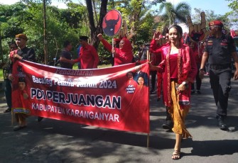 Rombongan Bacaleg PDIP Karanganyar saat perjalanan menuju Kantor KPU kabupaten setempat, Jumat (12/4/2023).