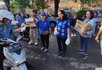 Umat katolik gereja paroki Stella Maris Bitung saat membagikan takjil gratis kepada pengendara yang sedang menjalankan ibadah puas
