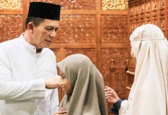 Gubernur Ansar seusai Teraweh di Masjid Al Maruf 