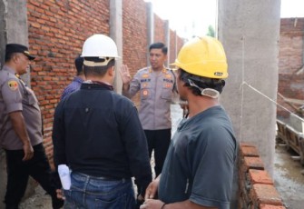 Kapolres, AKBP Imam Zamroni, SIK, MH, bersama jajaran, kembali meninjau progres pembangunan Markas Polres Tapanuli Selatan (Tapsel), Senin (1/5/2023) sore. Kapolres, turut mengecek sejumlah bagian bangunan, guna mengetahui sudah sejauh mana pembangunan Markas Polres Tapsel itu.