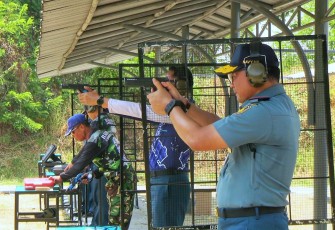 Komandan Puspenerbal dan PJU Berlatih Menembak Pistol