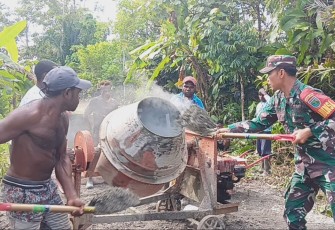 Babinsa Koramil 1710-07/Mapurujaya Sertu Tangkas Budiono dan Koptu Redemtus Riyanto melaksanakan kerja bakti pengecoran jalan di Kelurahan Wania, Distrik Mimika Timur, Kab. Mimika, Sabtu (09/12/2023)