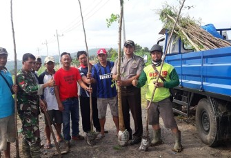 Pemdes Ngrejo saat Gelar Penghijauan Untuk Selamatkan Sumber Mata Air