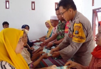 Bhabinkamtibmas Polsek Sipirok, Aiptu Anwar S Harahap, monitor pembagian bantuan langsung tunai (BLT) tahap I (Januari-Maret 2023), pada Kamis (6/4/2023) pagi