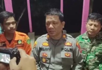 Kapolsek Batang Toru Pimpin Langsung Pencarian Santri Korban Hanyut di Sungai Parsariran